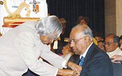 A Sivasailam | Former Chairman getting award from Former President of India A. P. J. Abdul Kalam